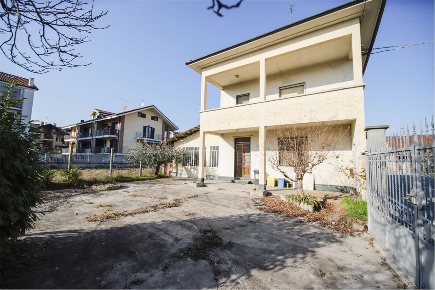 Foto Rustico in Via Udine 18, Volpiano di 120 m² con 6 locali in vendita