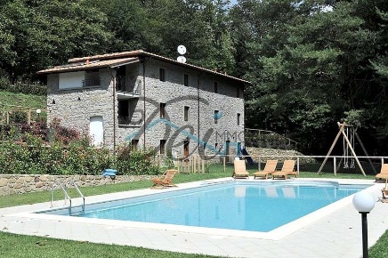 Foto Rustico in Via delle Mura 1, Pescaglia Centro di 300 m² con 11 locali
