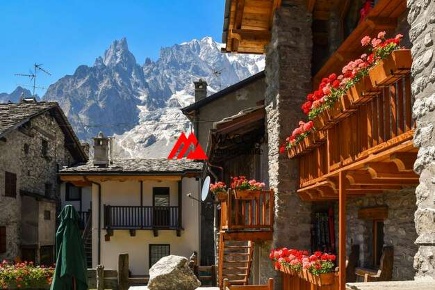 Foto Villa unifamiliare a Courmayeur di 300 m² con 6 locali in vendita