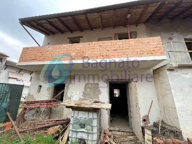 Foto Rustico a Momo di 419 m² con 8 locali in vendita