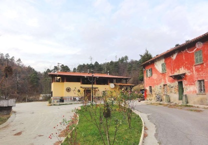 Foto Rustico a Cairo Montenotte di 450 m² con 11 locali in vendita