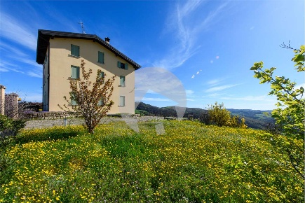 Foto Rustico in Castello di Canossa 54, Canossa di 295 m² con 17 locali