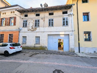 Foto Rustico in Via Giulio Cesare, Gorizia Centro di 170 m² con 5 locali