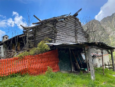 Foto Rustico in Frazione Fontanasc, Brusson di 50 m² con 3 locali