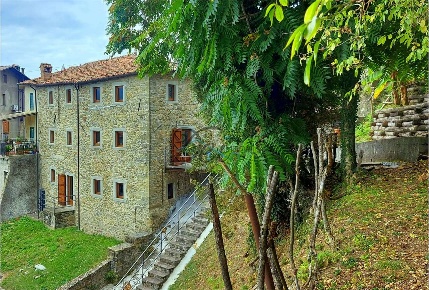 Foto Rustico a San Romano in Garfagnana di 300 m² con 9 locali in vendita
