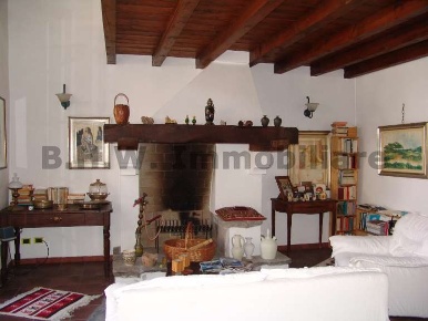 Foto Rustico a Orino di 270 m² con 7 locali in vendita