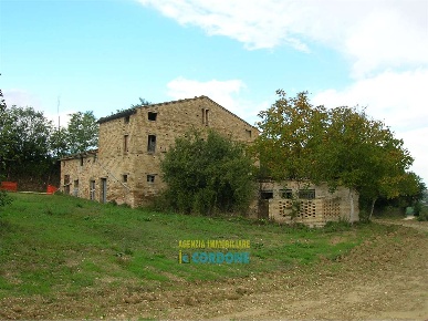 Foto Rustico in Contrada Tarucchio, Massa Fermana di 400 m² con 12 locali
