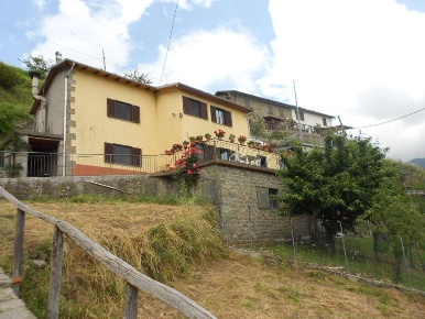 Foto Rustico in La Foce 35, Pieve Fosciana di 150 m² con 8 locali