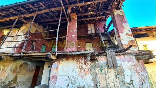 Foto Rustico a Somma Lombardo di 300 m² con 11 locali in vendita