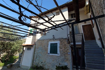 Foto Rustico in via Praetto 51, Erli Centro di 162 m² con 5 locali