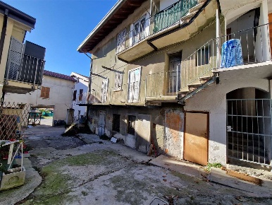 Foto Rustico in Via Garibaldi, Cucciago di 192 m² con 8 locali in vendita
