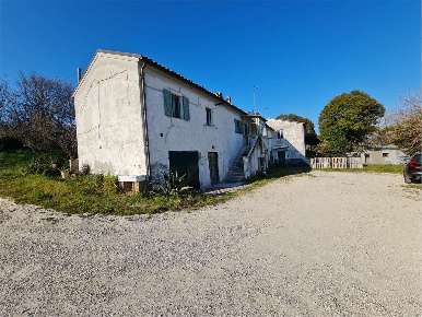 Foto Rustico a Ancona di 320 m² con 8 locali in vendita