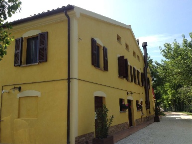 Foto Rustico in Via Marche, Montefelcino di 400 m² con 12 locali in vendita