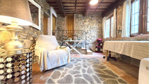Foto Rustico in Via della Francese, Capannori di 215 m² con 8 locali