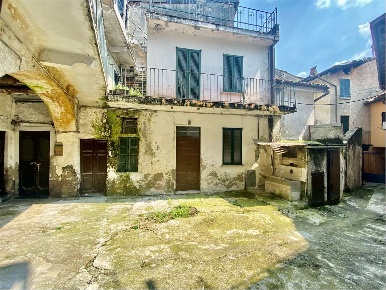 Foto Rustico in Via Parini 7, Valmadrera di 850 m² con 20 locali in vendita