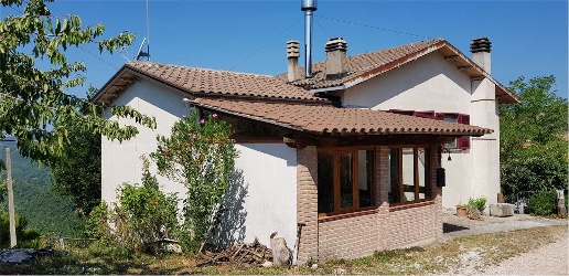 Foto Rustico a Gubbio di 450 m² con 9 locali in vendita