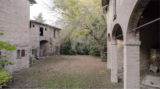 Foto Rustico a Quattro Castella di 615 m² con 35 locali in vendita
