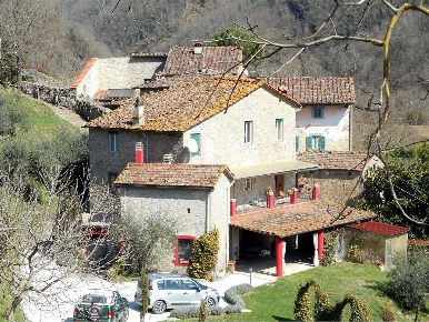 Foto Rustico a Bagni di Lucca di 300 m² con 20 locali in vendita