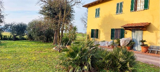 Foto Rustico a Quarrata di 350 m² con 8 locali in vendita