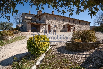 Foto Rustico in porchiano, Todi di 600 m² con 10 locali in vendita
