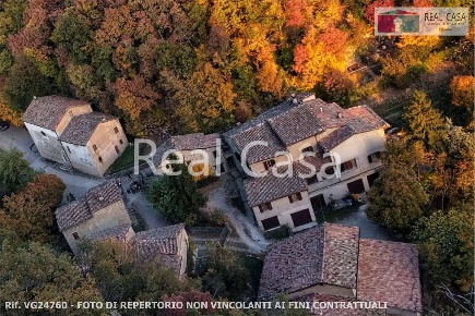 Foto Rustico in via strradella, Formigine Centro di 2000 m² con 20 locali