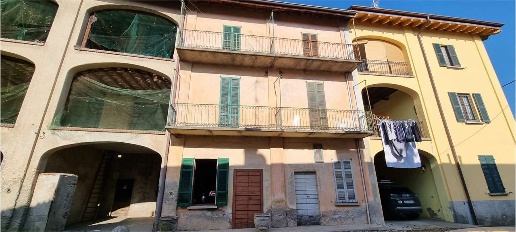 Foto Rustico in Via Trieste 22, Fenegrò di 300 m² con 6 locali in vendita