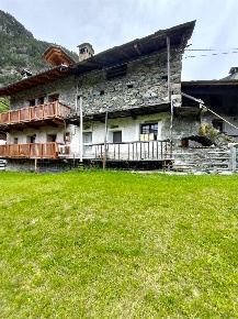 Foto Rustico a Challand-Saint-Anselme di 80 m² con 4 locali in vendita