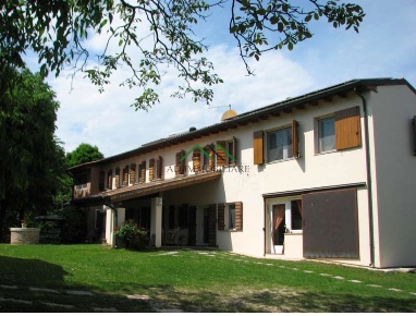 Foto Rustico a Spresiano di 336 m² con 12 locali in vendita