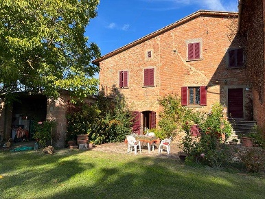 Foto Rustico a Marciano della Chiana di 300 m² con 10 locali in vendita