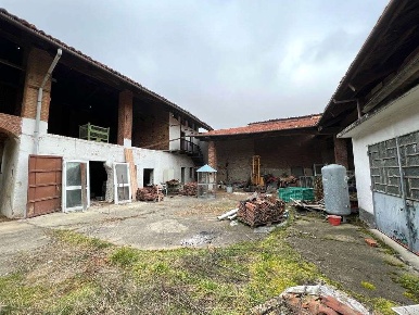 Foto Rustico in via loreto  11, Montanaro di 300 m² con 6 locali in vendita
