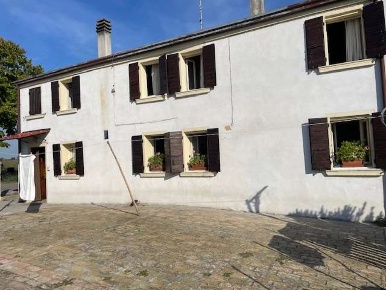 Foto Rustico a Taglio di Po di 160 m² con 5 locali in vendita
