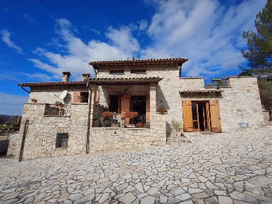 Foto Rustico a Todi di 300 m² con 7 locali in vendita