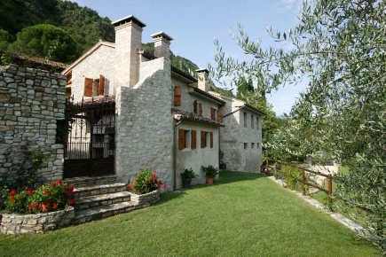 Foto Rustico in Via San Fris, Vittorio Veneto Centro di 330 m² con 8 locali