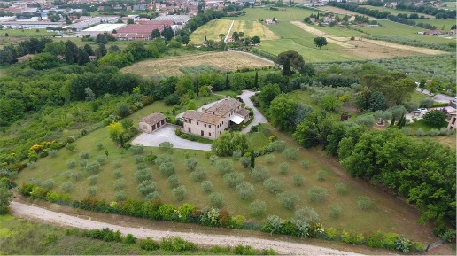Foto Rustico a Perugia di 650 m² con 15 locali in vendita