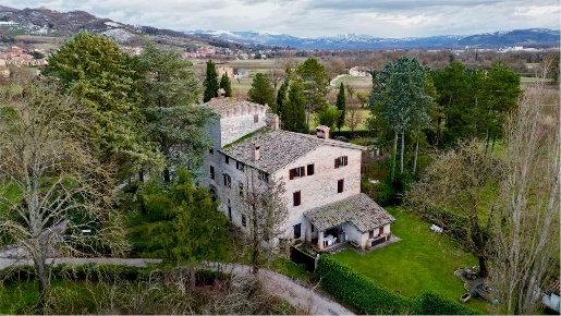Foto Rustico a Gubbio di 500 m² con 21 locali in vendita