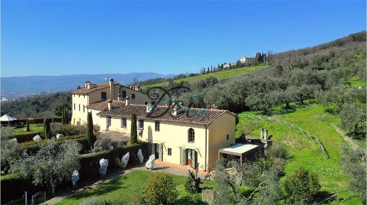 Foto Rustico in Via di Paterno 2, Pistoia Santomato di 180 m² con 6 locali
