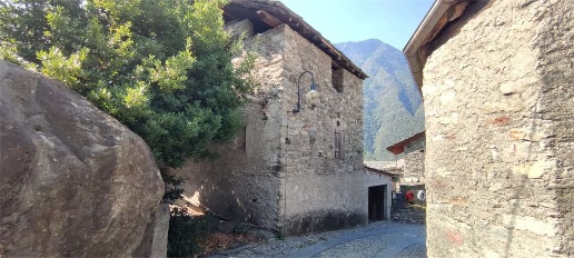 Foto Rustico in Frazione Pied de Ville, Arnad di 70 m² con 4 locali
