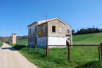 Foto Rustico in Contrada Piani Rossi, Corridonia di 200 m² con 7 locali