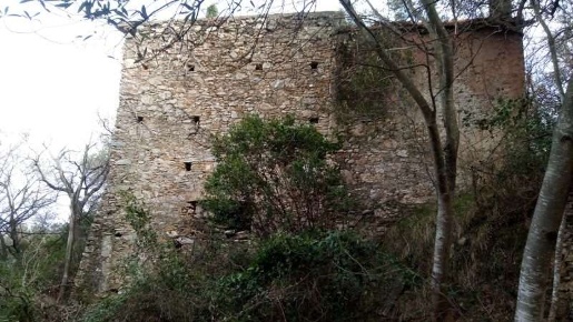 Foto Rustico a Albenga di 250 m² con 8 locali in vendita
