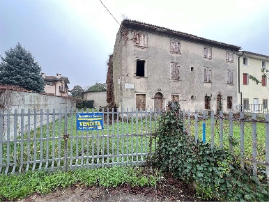 Foto Rustico in dossi prabiano  54, Villafranca di Verona di 780 m²