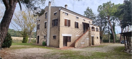 Foto Rustico a Fermo di 320 m² con 10 locali in vendita