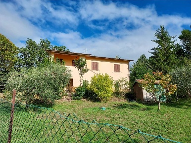Foto Rustico a Gubbio di 240 m² con 10 locali in vendita