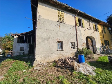 Foto Rustico in Via Montebello 1, Cermenate di 400 m² con 10 locali