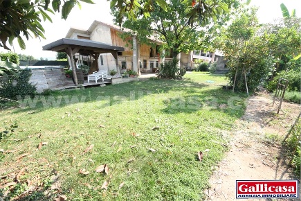 Foto Rustico in piazza martiri della Libertà  26, Chiari Centro di 550 m²