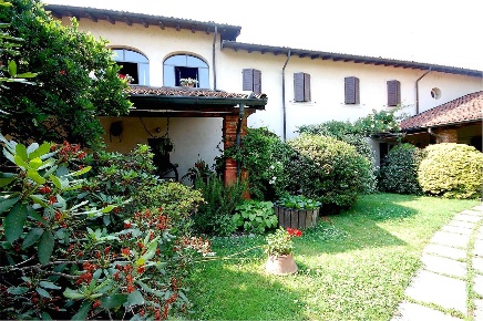 Foto Rustico in VIA BENGASI  2, Mandello Vitta di 320 m² con 5 locali
