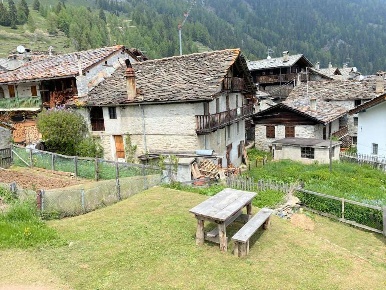 Foto Rustico in Frazione Grand Mont Blanc, Champorcher di 200 m² in vendita