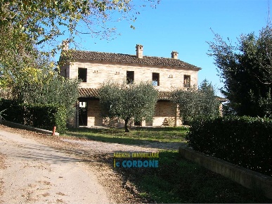 Foto Rustico a Grottazzolina di 270 m² con 10 locali in vendita
