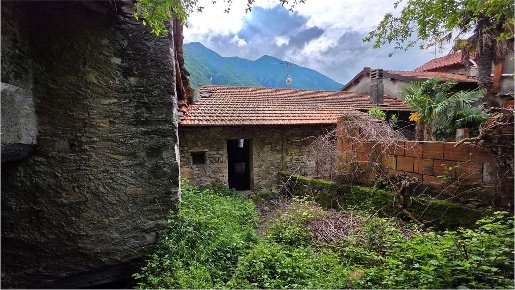 Foto Rustico in Via Santa Laura 11, Laglio di 240 m² con 8 locali