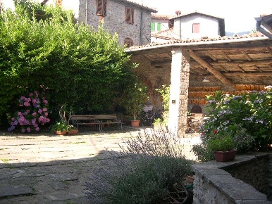 Foto Rustico a Castelnuovo di Garfagnana Centro di 650 m² con 15 locali