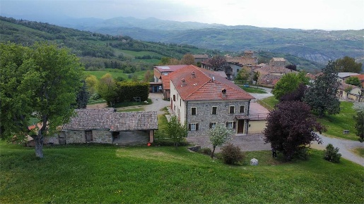 Foto Rustico a Canossa di 300 m² con 4 locali in vendita